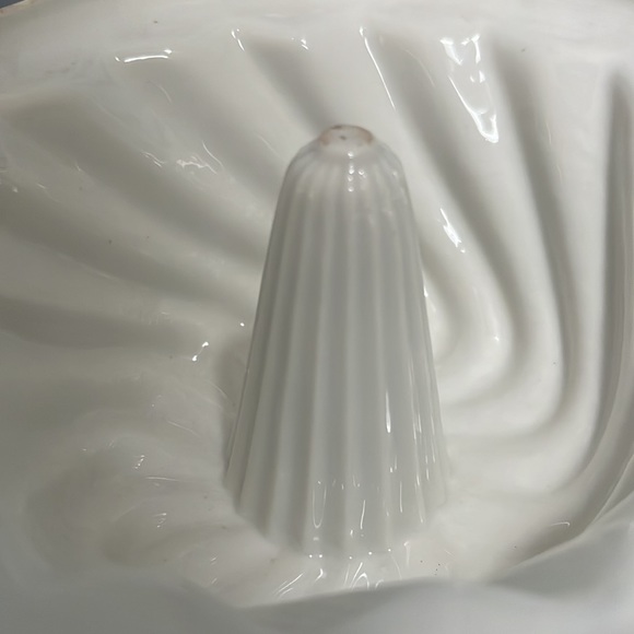 Vintage White Circular Kitchen Mold Swirl Pattern Ironstone? Amazing condition - Picture 7 of 13